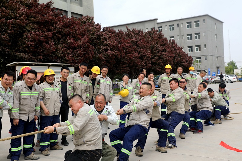 富平公司职工拔河角逐“燃”爆来袭