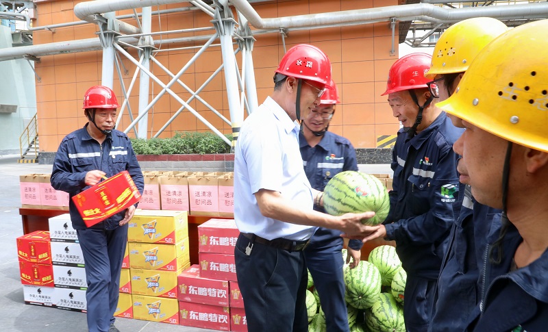 送清凉 聚协力 解难题 鼓劲头——张超晖走进下层慰问一线职工并调研指导事情