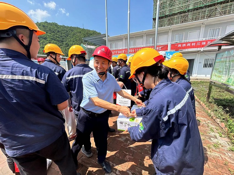 三伏送清凉，高温不平“暑”——王琦走进下层慰问一线职工并调研指导事情